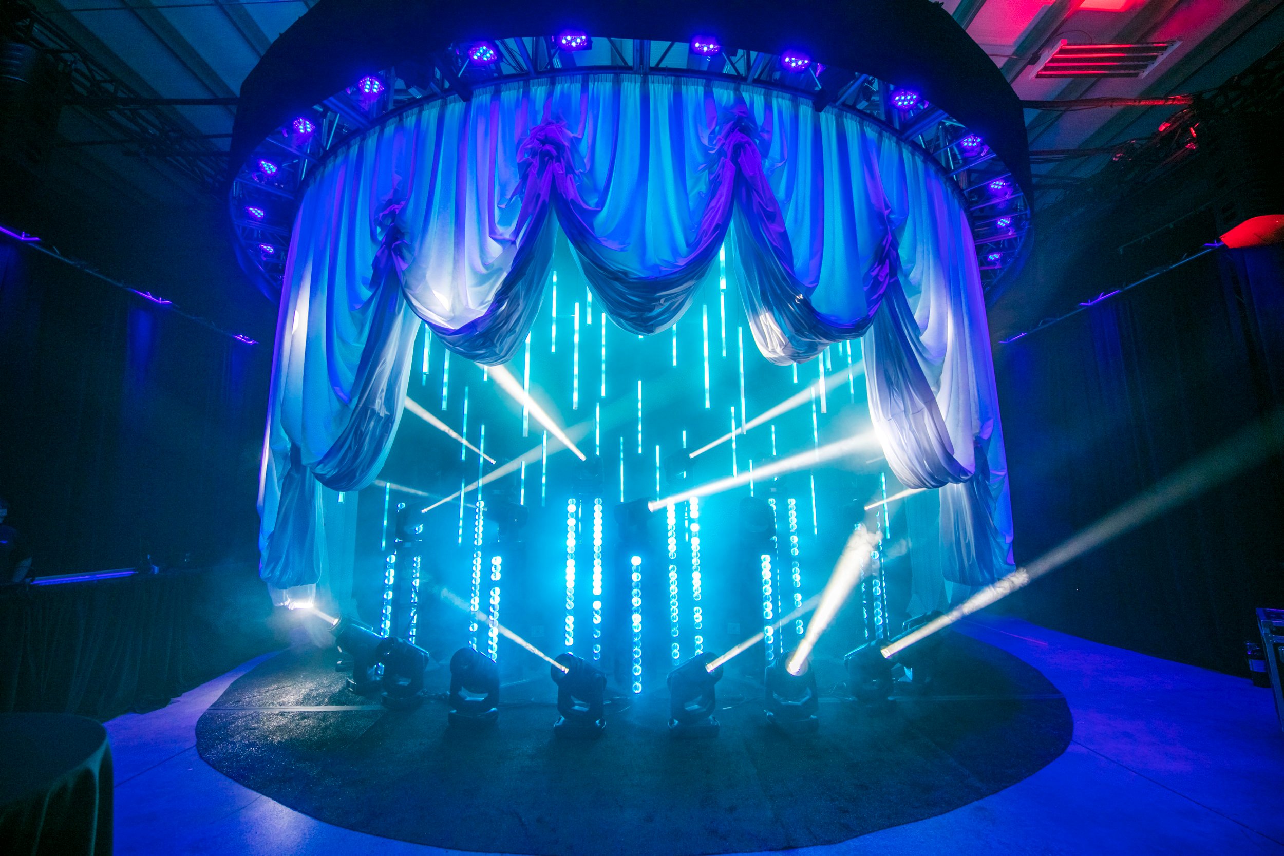 Port+Lighting+Systems+Dramatic+Lighting+and+Venetian+Curtain
