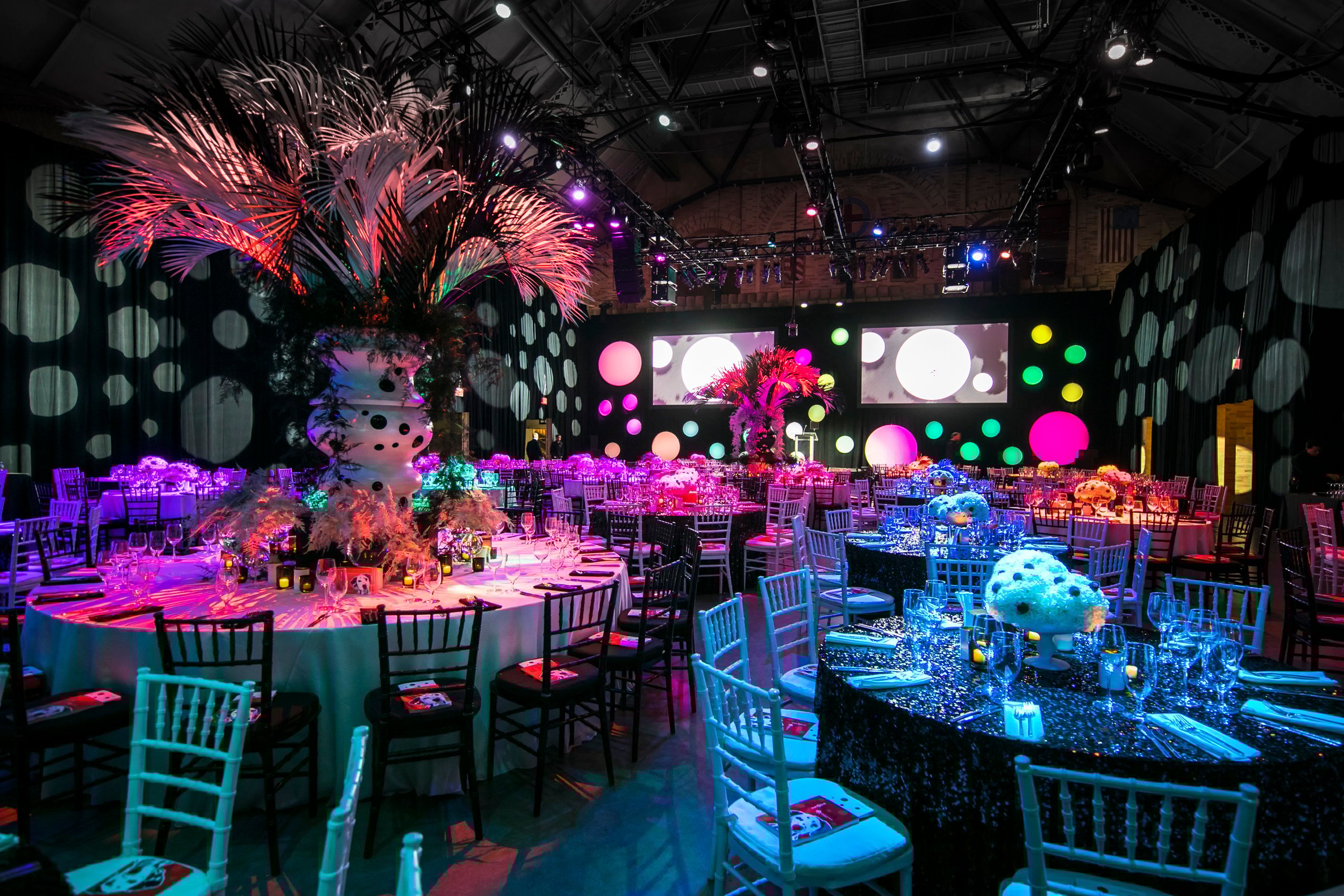 Rafanelli+Events+Port+Lighting+SYstems+Black+and+White+Table+Colored+Spotlights